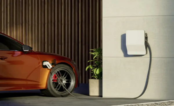 Elektroauto wird an einer Ladestation aufgeladen