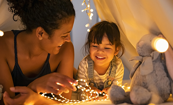 Zufriedene Mutter und Kind in einer warmen, gemütlichen Atmosphäre